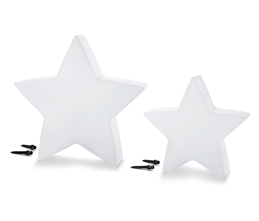 Dvě solární zahradní svítidla Hvězda různých velikostí a kolíky na upevnění na bílém pozadí.