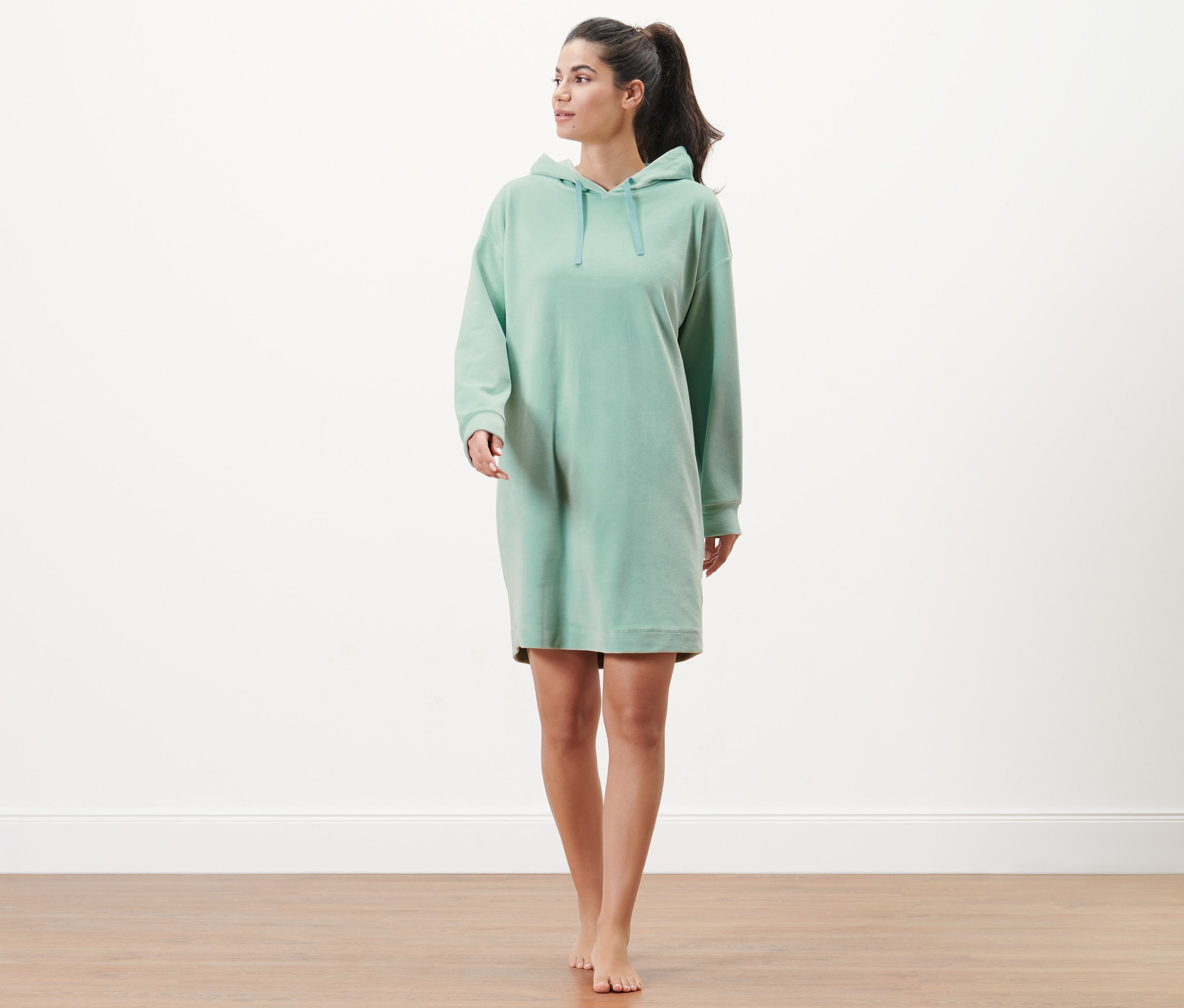 Žena kráčí a má na sobě pohodlné plyšové šaty.