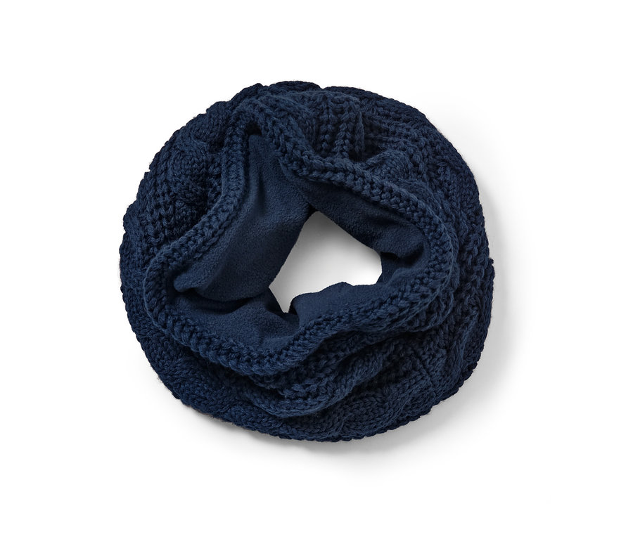 Detail pleteného kruhového šálu v tmavě modré barvě.