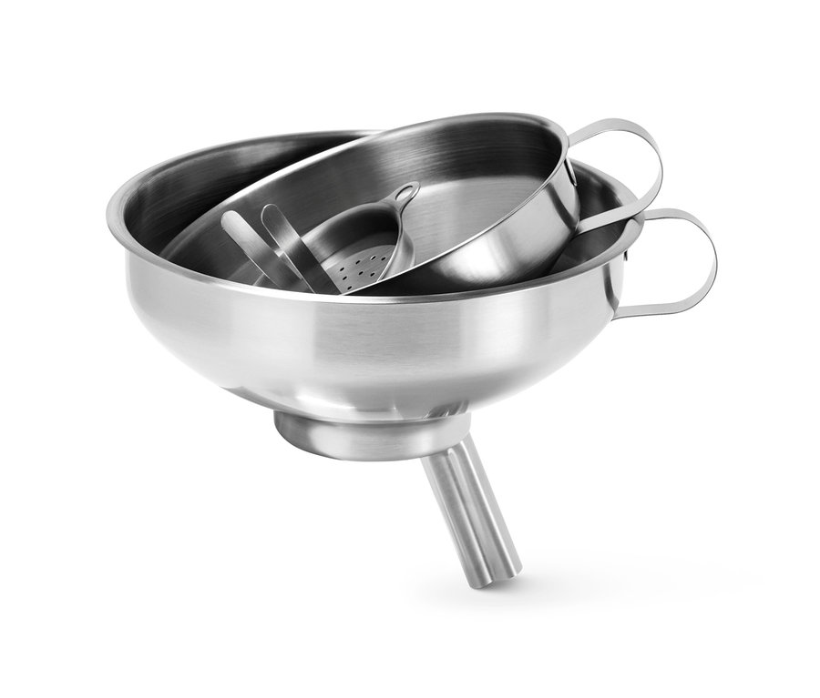 Sada trychtýřů z ušlechtilé oceli: Tři nerezové trychtýře různých velikostí naskládané do sebe.