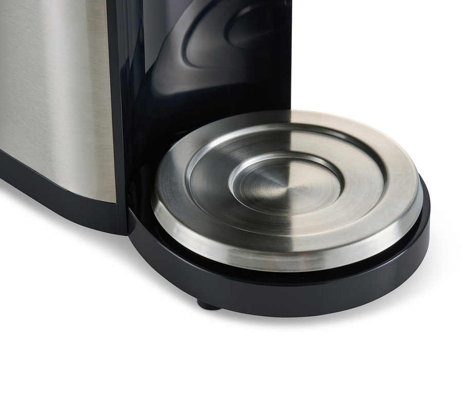 Detail elektrického mlýnku na kávu s váhou.