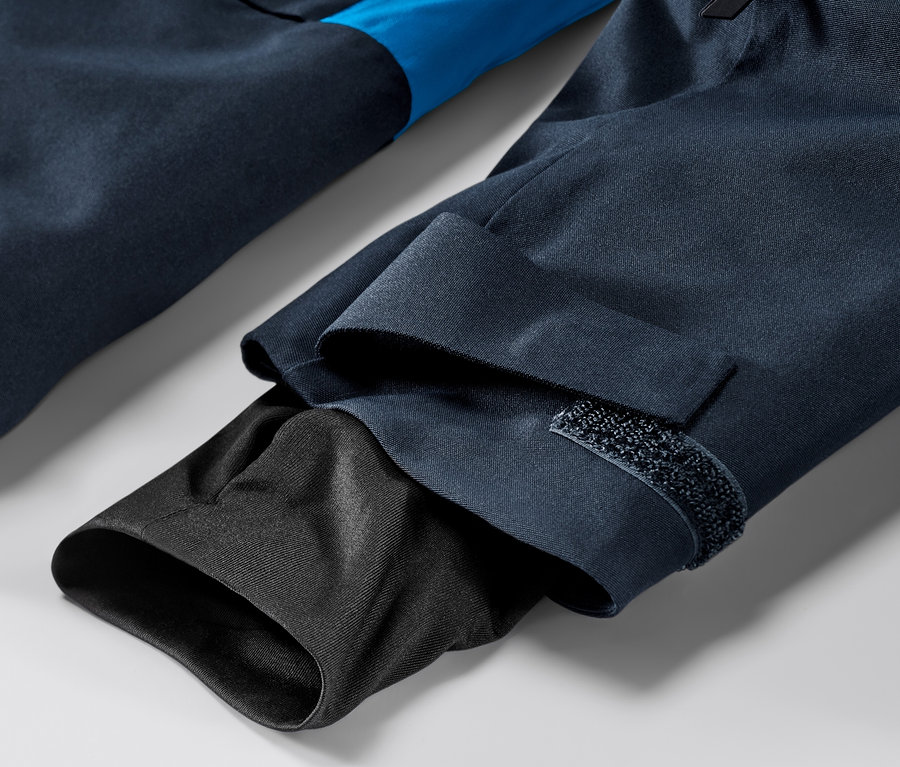 Detail modré lyžařské bundy.