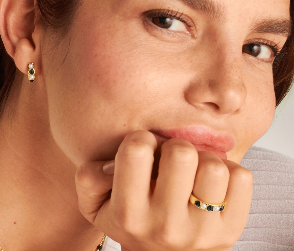 Žena s prstenem Black and White, řetízkem a kreolkami Black and White.