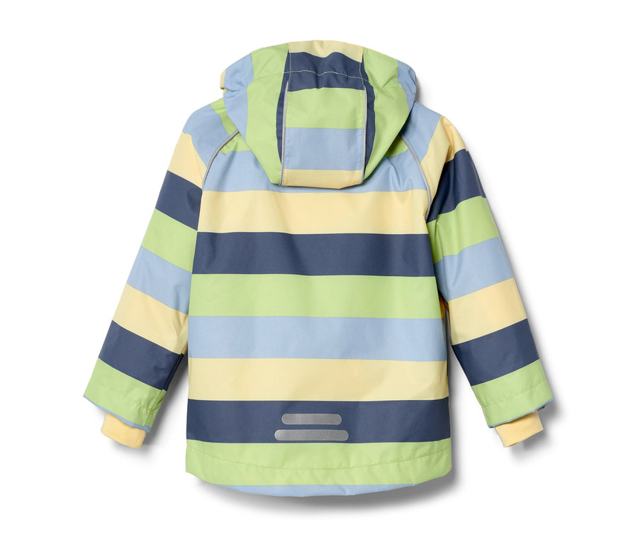 Pohled zezadu na dětskou bundu do deště s proužky.