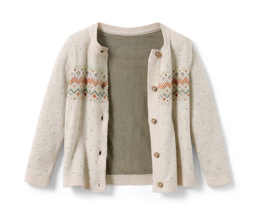 Svetr s pleteným vzorem.