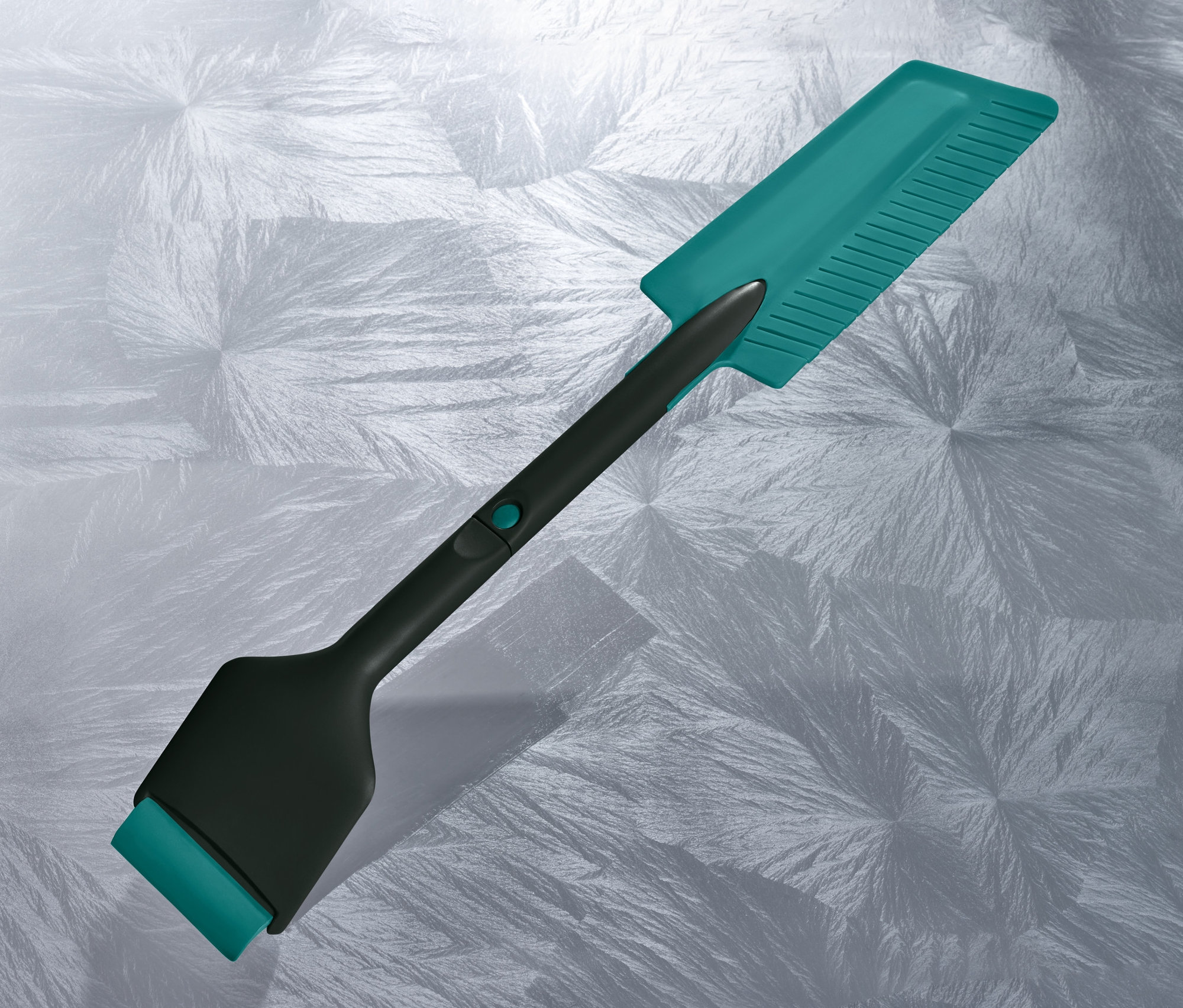 Černo-tyrkysová škrabka na led se smetáčkem na sníh do auta 3 v 1 leží na texturovaném povrchu.