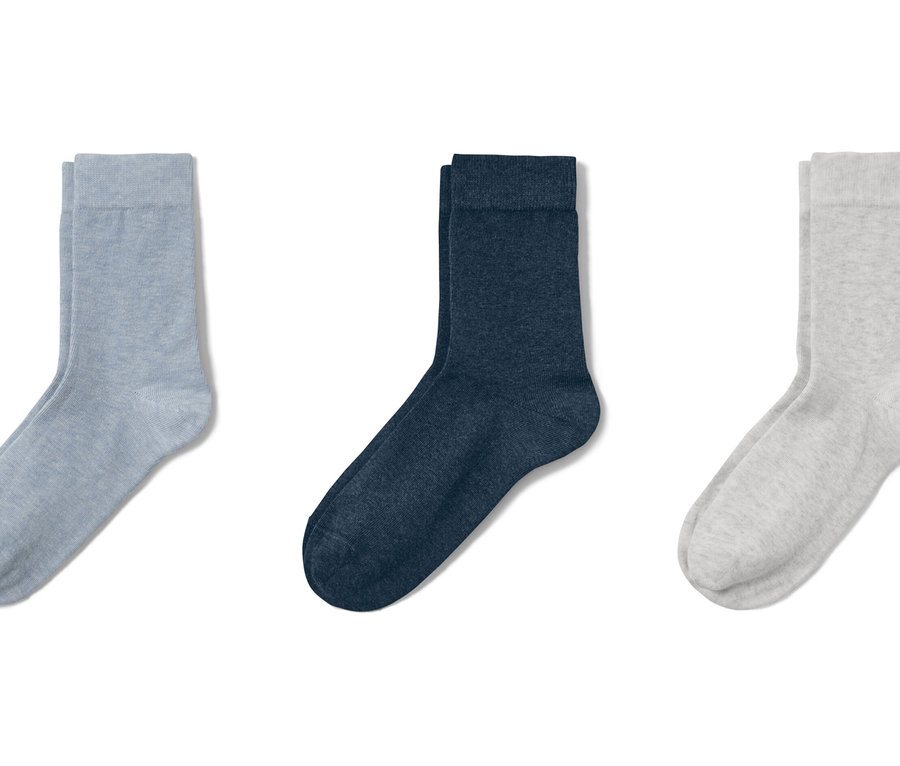 Tři páry ponožek v modré, tmavě modré a šedé barvě.