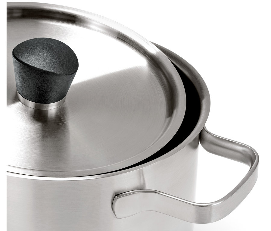 Detail nerezového hrnce se skleněnou poklicí.