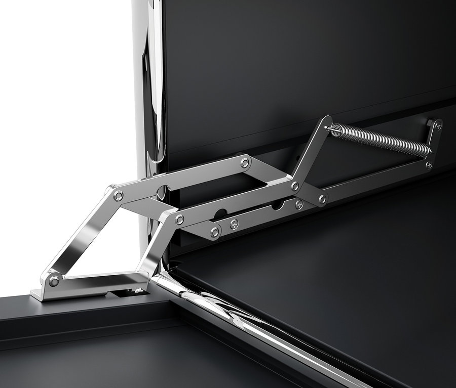 Detailní záběr na mechanismus otevírání dvířek u černé kovové komody CN3.