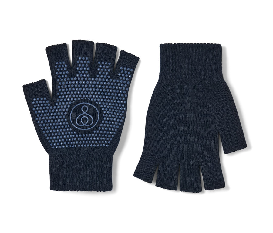 Dvě tmavě modré rukavice na jógu bez prstů leží vedle sebe na bílém pozadí.