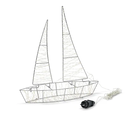 Stříbrná 3D venkovní loďka s LED světly a napájecím kabelem na bílém pozadí.