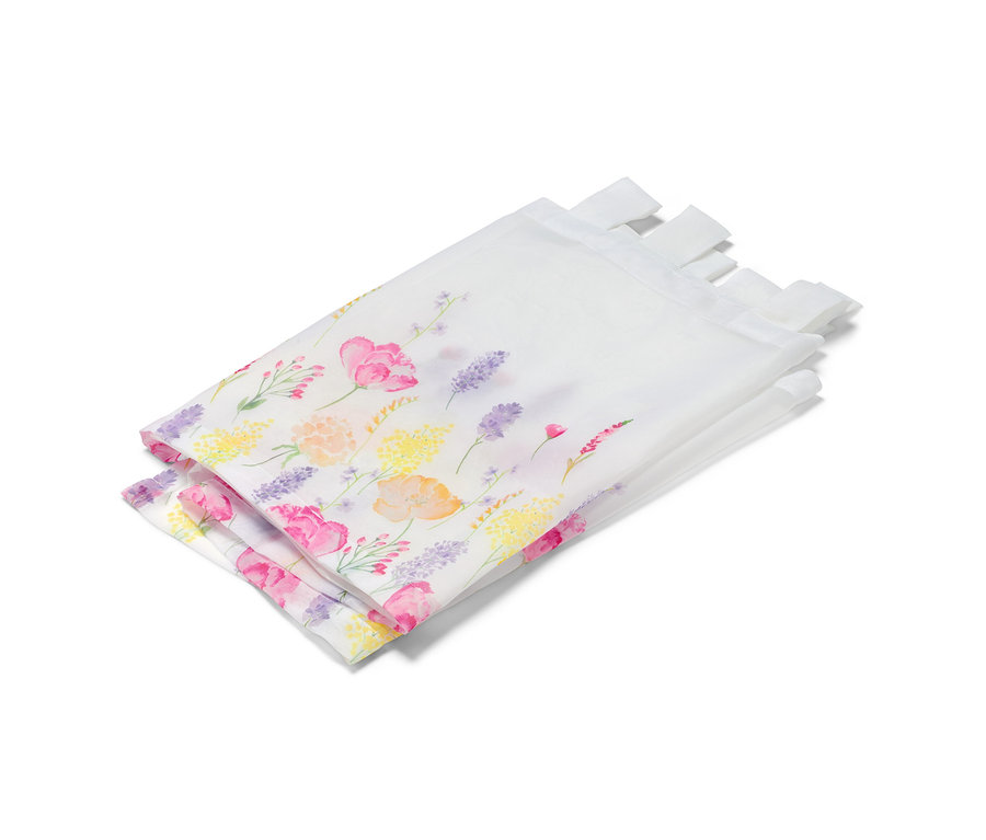 Složená bílá bistro záclonka s květinovým potiskem.