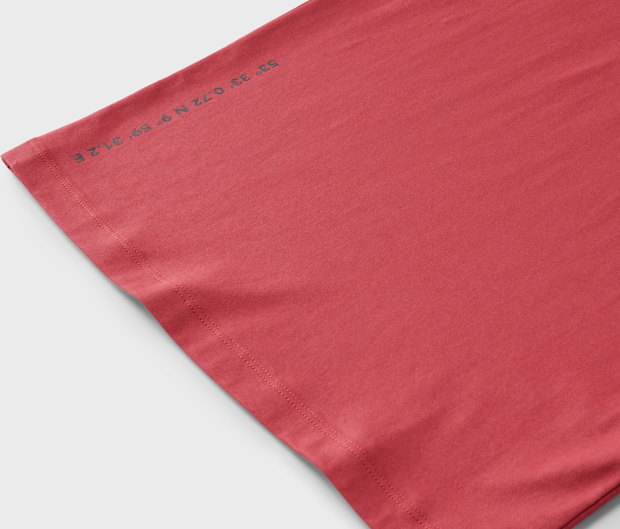 Detail růžového dětského trička (2 ks) s šedým potiskem souřadnic.