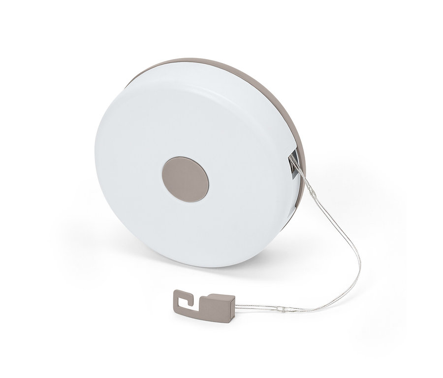 Bílošedý kempingový světelný řetěz 2 v 1 na bílém pozadí.