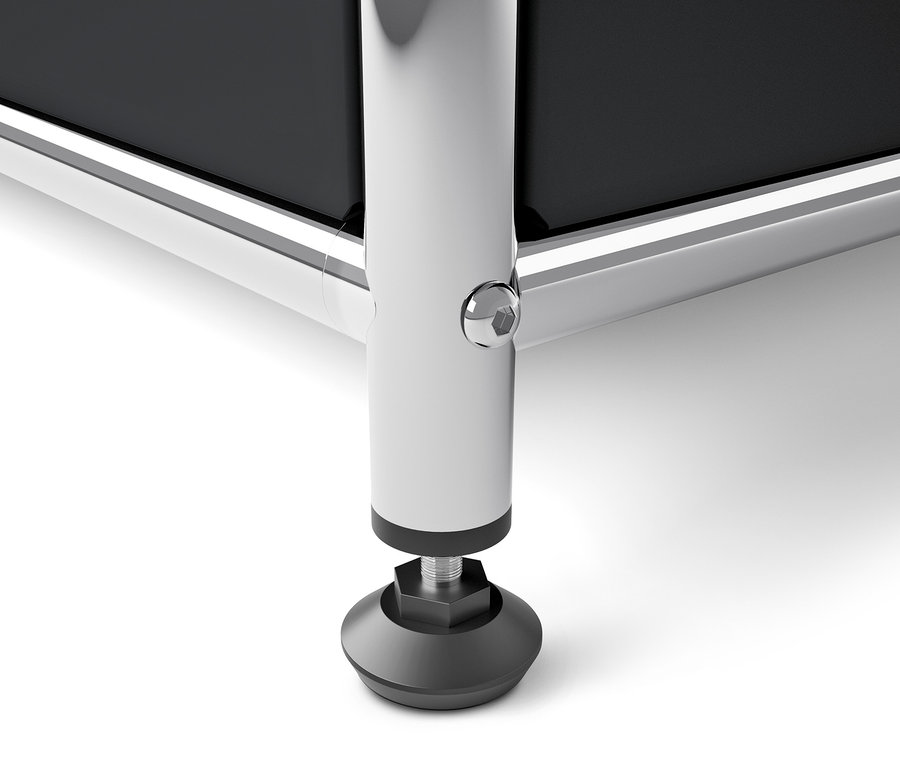 Detail černé kovové skříňky CN3 s chromovanou nohou a nastavitelnou patkou.