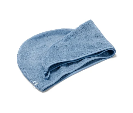 Modrý ručníkový turban na bílém pozadí.