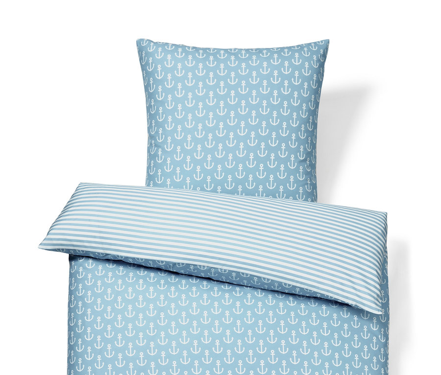 Ložní souprava z mikrovlákna se vzorem kotvy a pruhovaným polštářem.