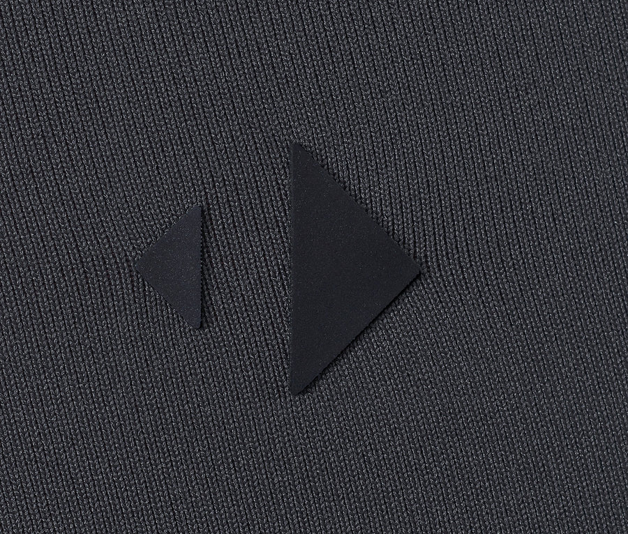 Detailní záběr na 7/8 sportovní legíny s logem.