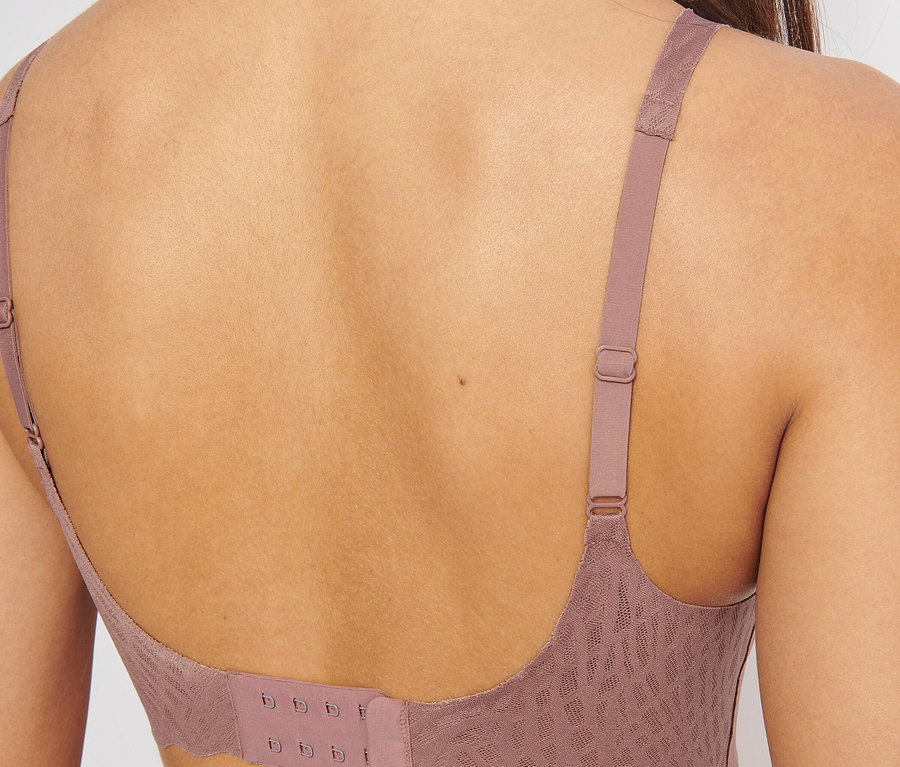 Pohled zezadu na ženu, která má na sobě měkkou podprsenku sloggi ZERO Feel Bliss Soft Bra v barvě cacao.