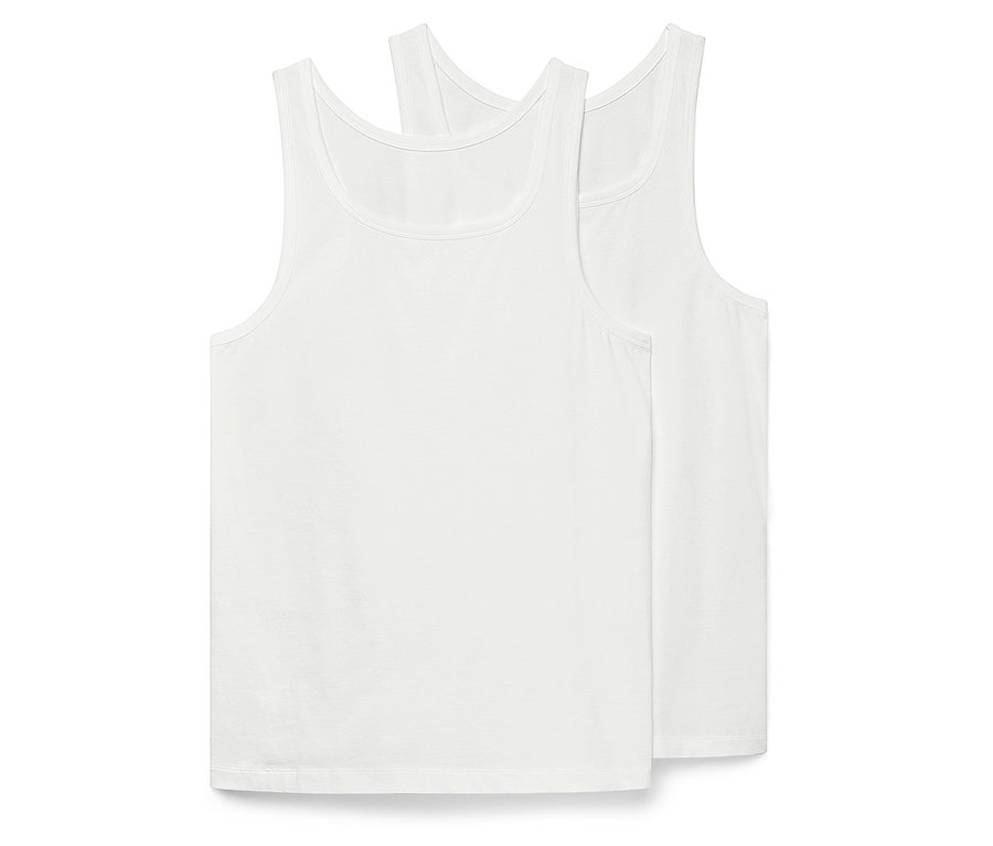 Dvě bílá tílka na sobě.