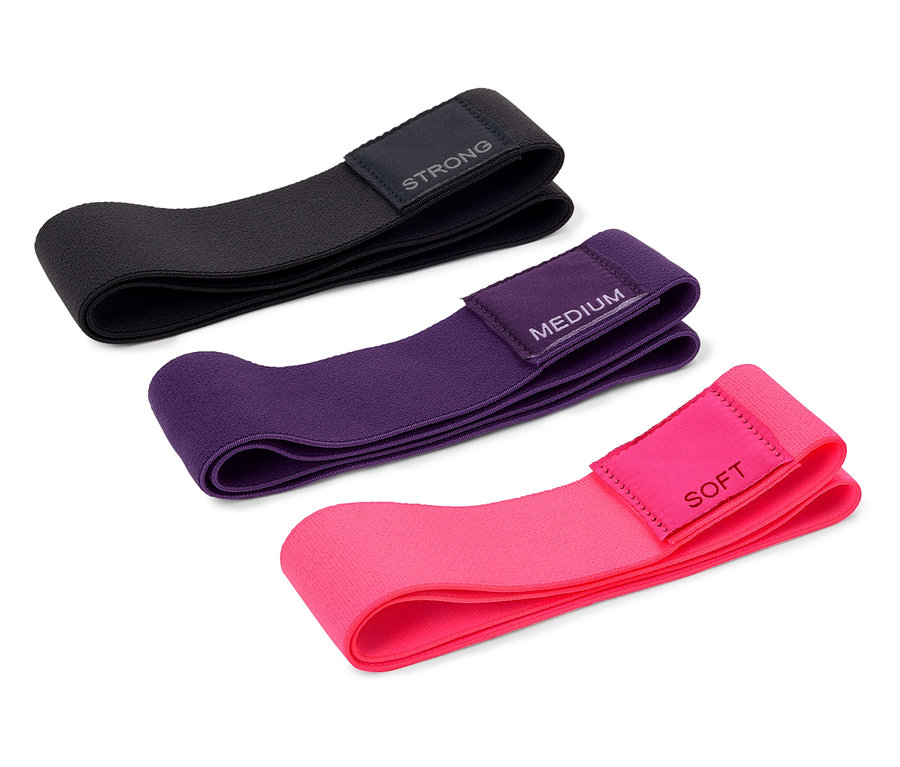 Tři odporové gumy: černá (silná), fialová (střední) a růžová (slabá).