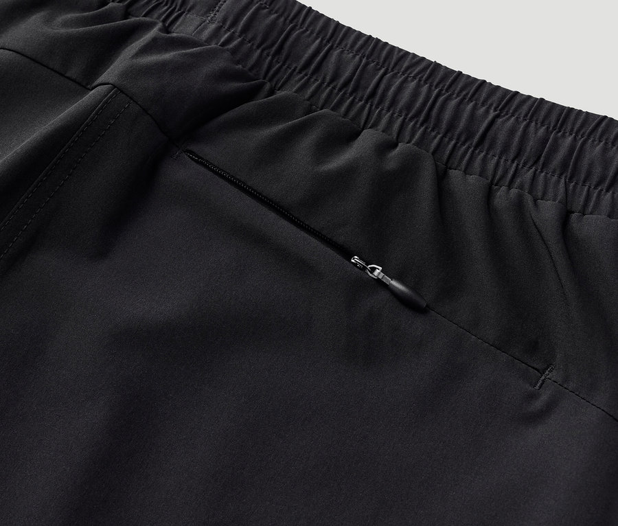 Detail funkční kraťasové sukně s kapsou na zip.