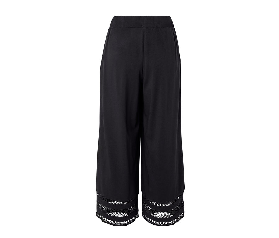Černé kalhoty culotte s výšivkou na lemu.