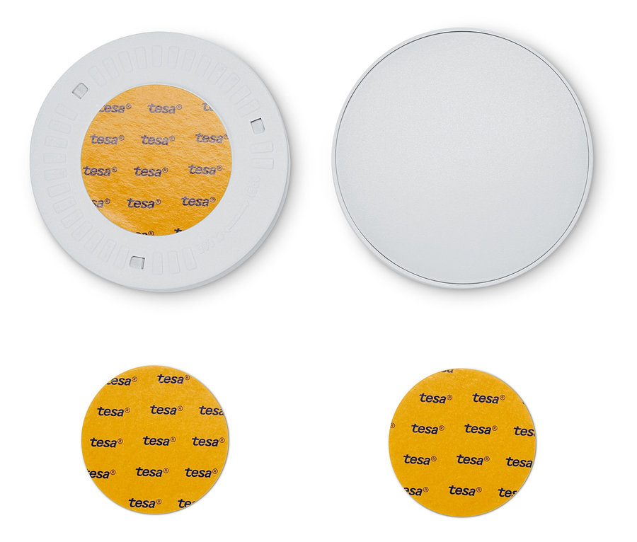 Dvě LED multifunkční světla a čtyři lepicí podložky Tesa.