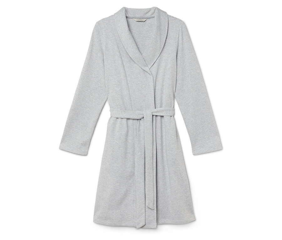 Šedý župan s proužky a páskem.