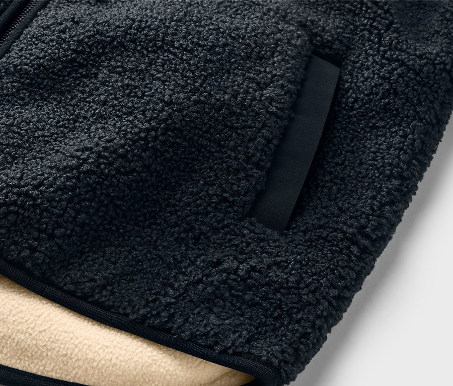 Detail dětské bundy z hebkého plyše.