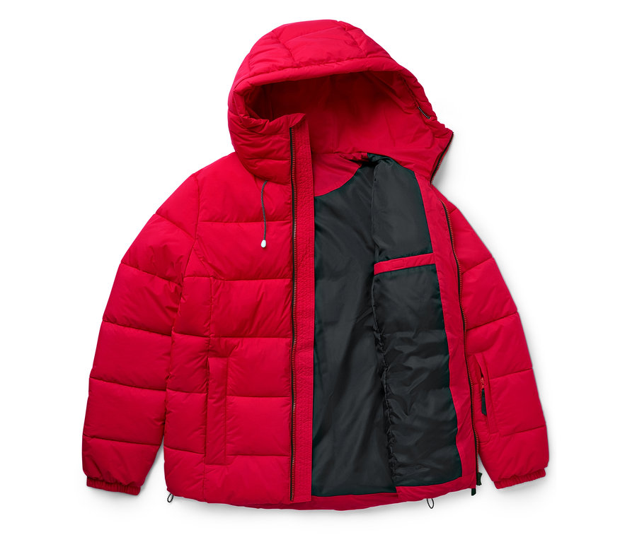 Červená péřová bunda s kapucí a černou podšívkou je rozepnutá.
