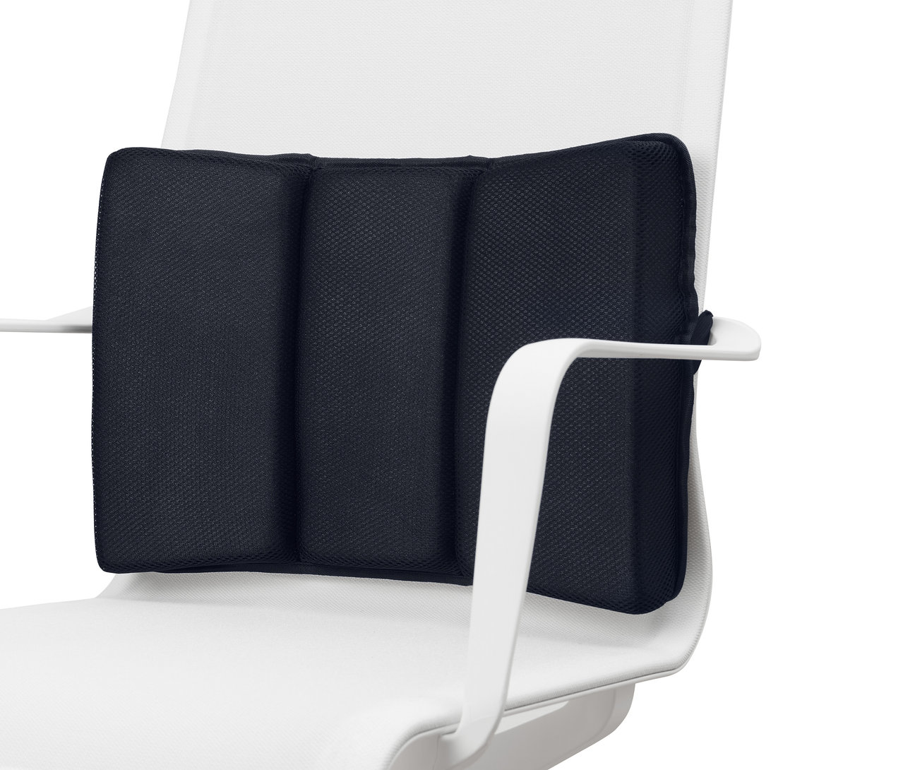 Tmavě modrý bederní polštář připevněný k bílé kancelářské židli.