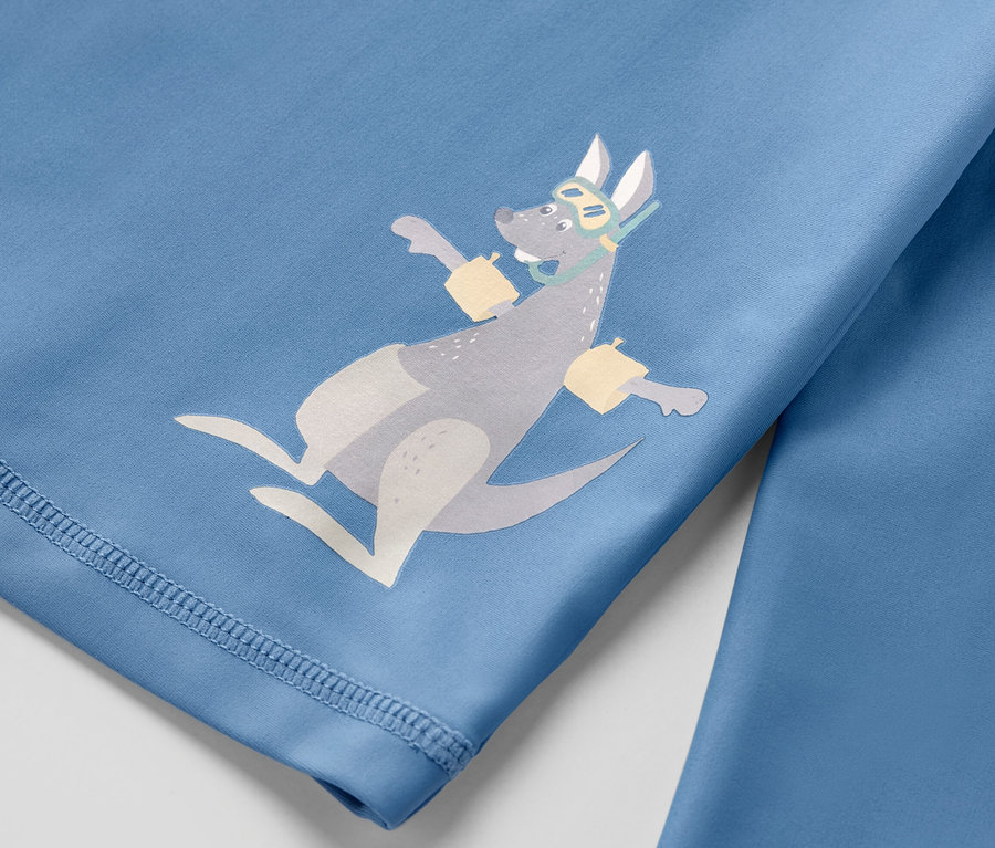 Detail dětské soupravy s UV faktorem 80 s potiskem klokana s plaveckými brýlemi a rukávky.