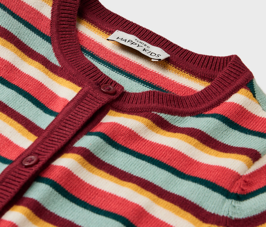 Detail dětského proužkovaného svetru Kinder-Strickjacke s bordó lemem a knoflíky.