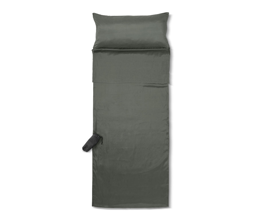 Šedá hedvábná vložka do spacího pytle a její obal.