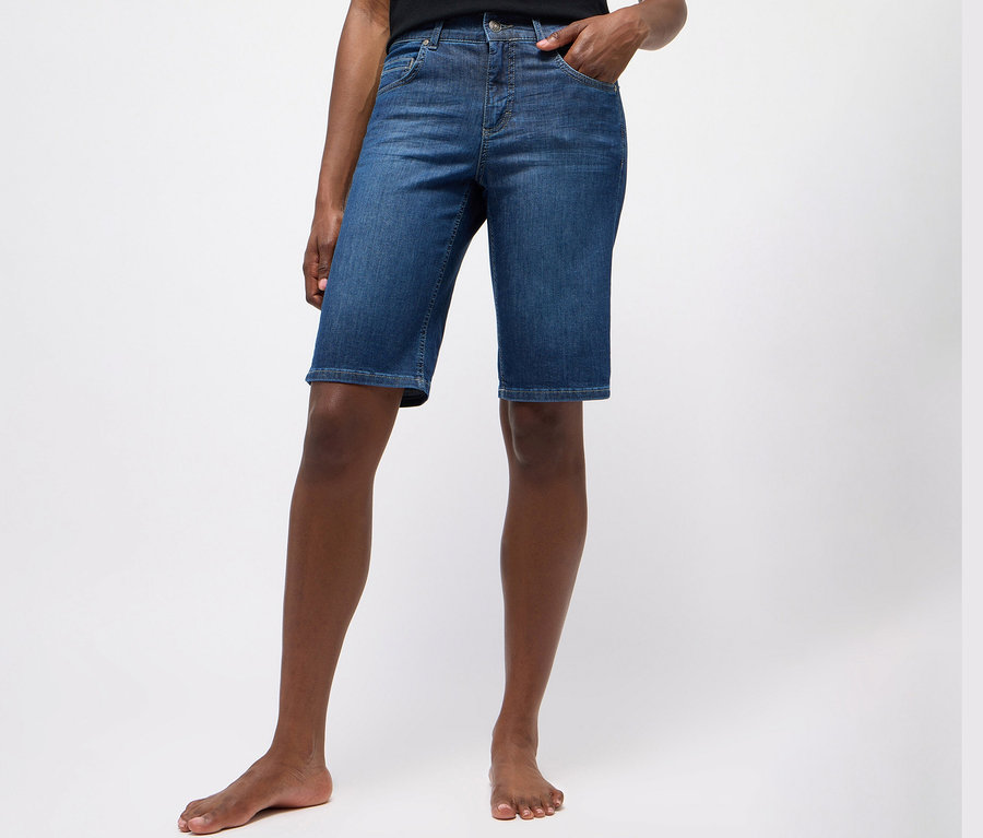 Osoba nosí džíny Angels »Bermuda Turn-Up«, straight fit, mid blue.