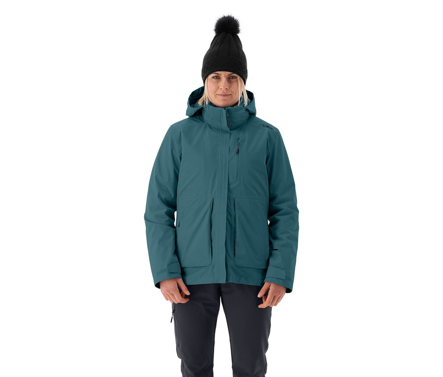 Žena v multifunkční bundě CMP a černé čepici.