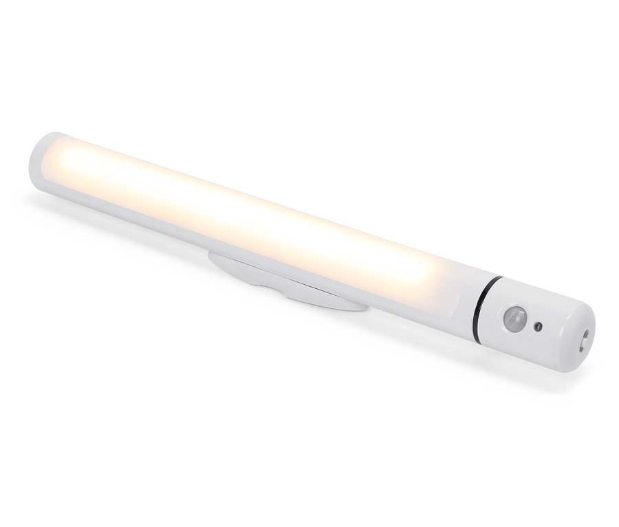 Bílé LED světlo s pohybovým senzorem leží na bílém pozadí.