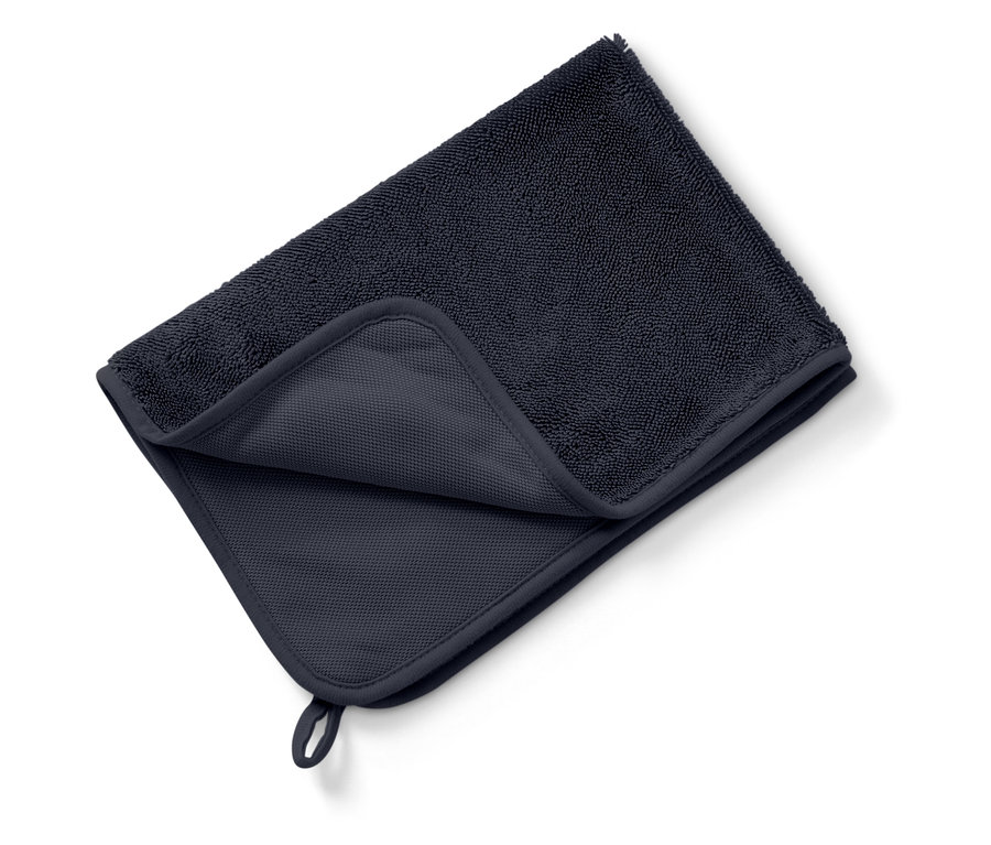 Detailní pohled na tmavě modrý ručník složený na bílém pozadí.