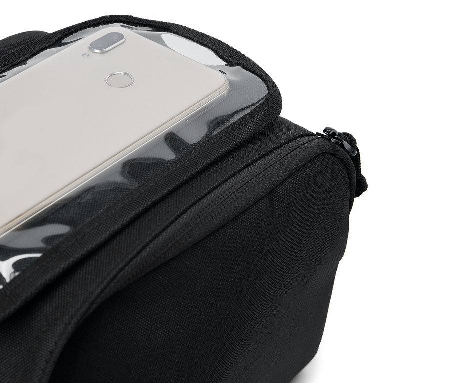 Stříbrný smartphone leží v průhledné kapse na černé tašce.