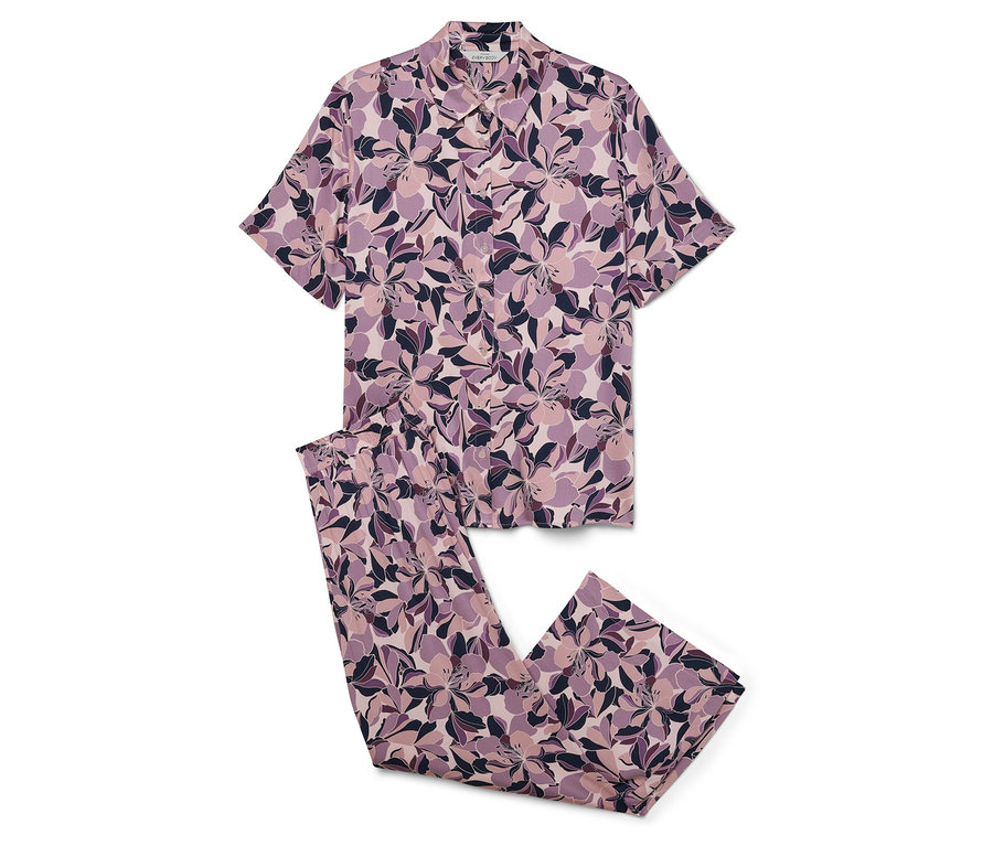 Fialové pyžamo s krátkým rukávem a květinovým vzorem.