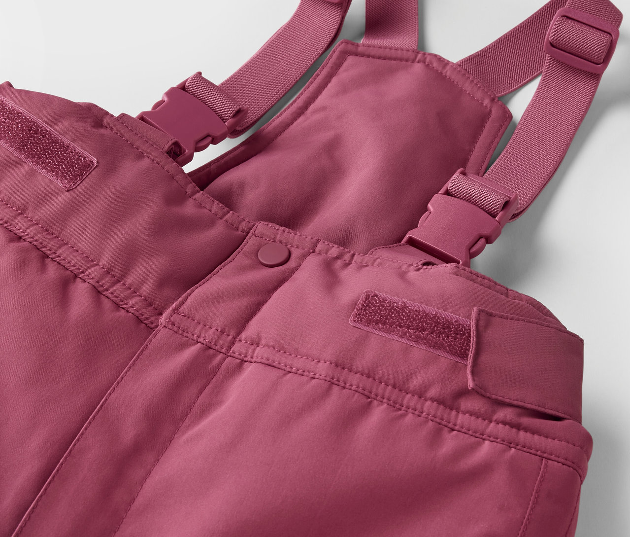 Detail horní části 2dílné dětské zimní kombinézy.