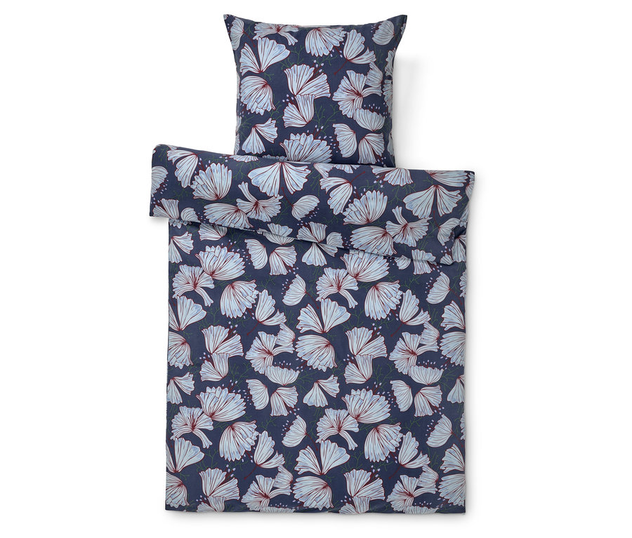 Povlečení s květinovým vzorem na tmavě modrém pozadí.