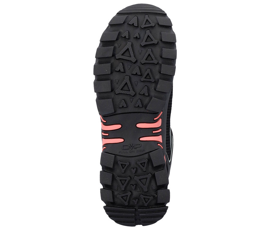 Podrážka černé trekové boty s oranžovými akcenty a hrubým vzorkem.