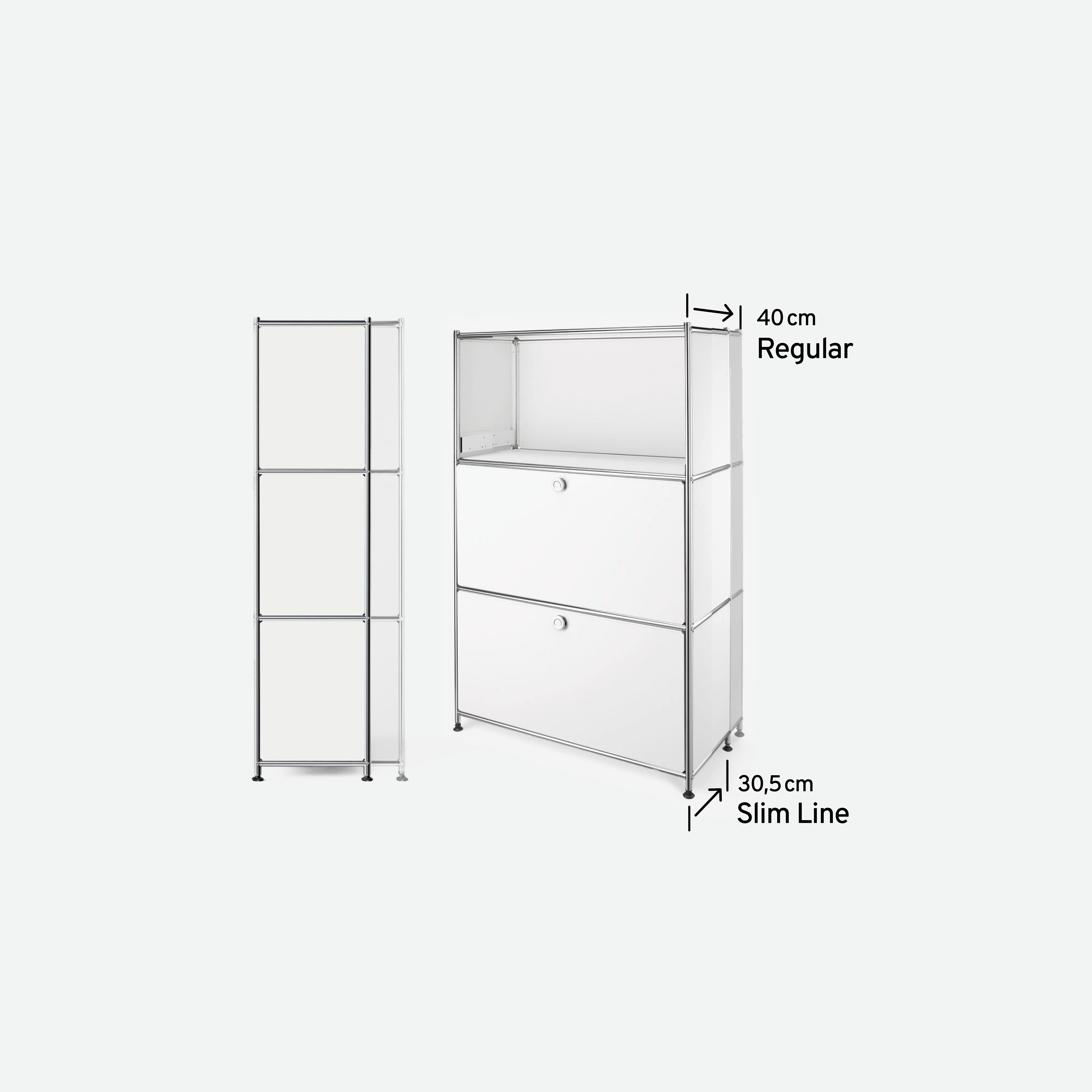 Dva bílé regály se stříbrnými detaily stojí na bílém pozadí. Levý regál je široký 30 cm, pravý 40 cm.