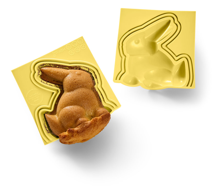 Upečený zajíc ve žluté formě vedle prázdné žluté formy na zajíce.