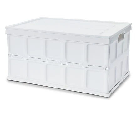 Na bílém pozadí stojí zavřený bílý skládací box s víkem.