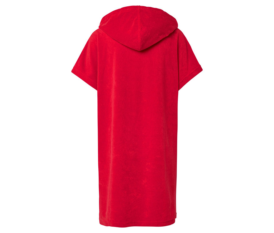 Pohled zezadu na červený ručník s kapucí a krátkými rukávy.