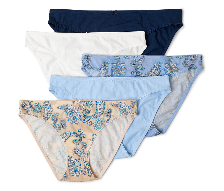 Pět bavlněných kalhotek v námořnické modré, bílé, světle modré a s modrým paisley vzorem leží na sobě.