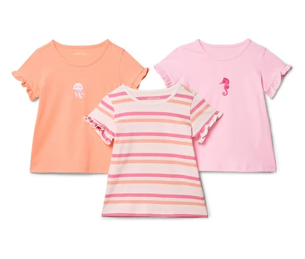 Tři trička Happy Kids leží na bílém pozadí. Oranžové tričko s medúzou, pruhované tričko a růžové tričko s mořským koníkem.